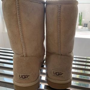 Reserved for @multarjr Gently used Ugg boots.